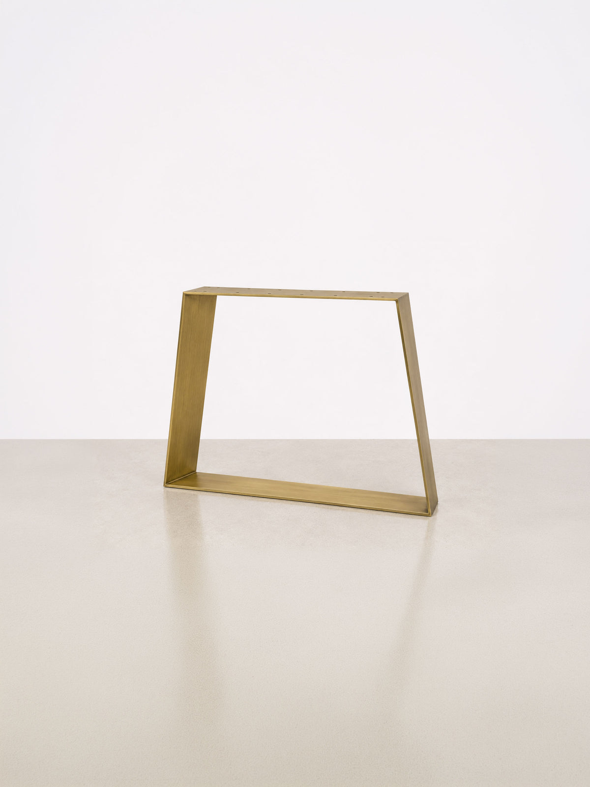 Trapez bordben, skrå, 71 cm – Messing